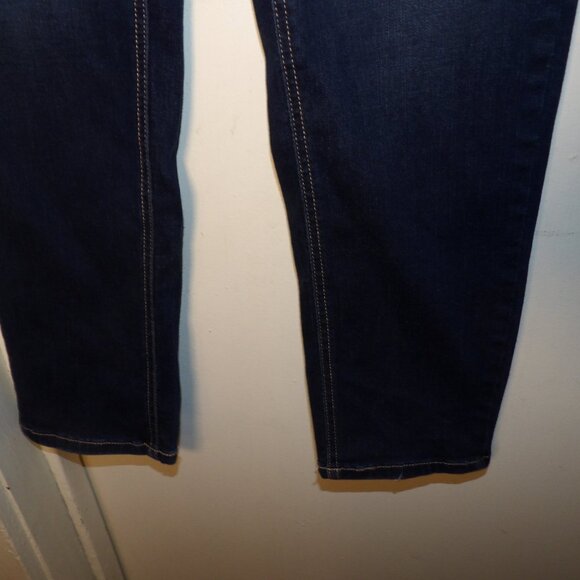 EUC Time And Tru Mid Rise Straight Leg Jeans Sz 8 - Picture 3 of 6